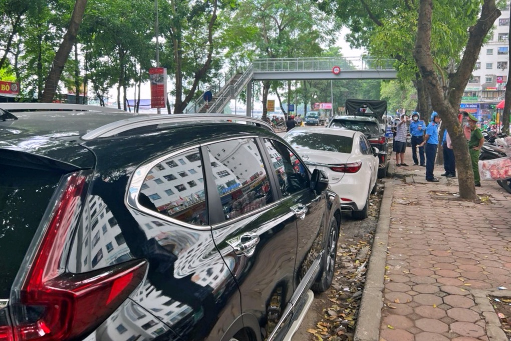 Bí thư Hà Nội nói ô tô đỗ kín lối, địa phương ra quân lấy lại lòng đường - 2 Bí thư Hà Nội nói ô tô đỗ kín lối, địa phương ra quân lấy lại lòng đường - 2