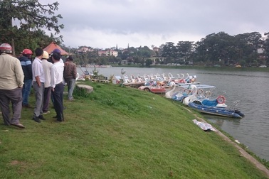 Tài xế taxi lao xuống hồ Xuân Hương cứu người tự tử