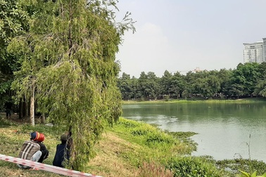 Nhảy xuống hồ nước trong công viên, 2 người chết đuối