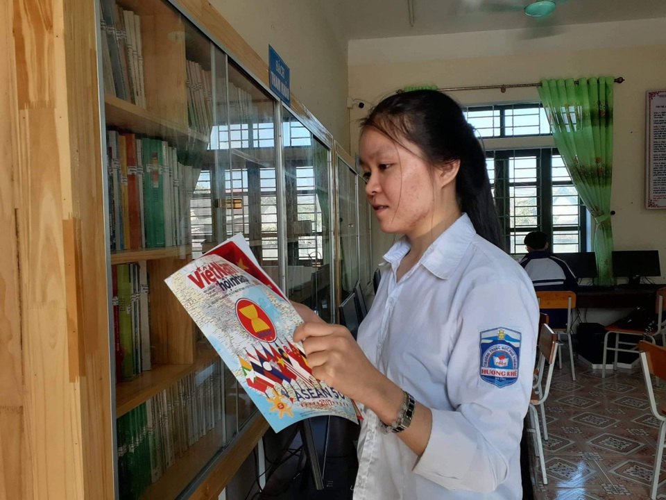 Nhà vách gỗ xiêu vẹo, nữ sinh nghèo giành giải Nhất quốc gia môn Địa lý - 1 Nhà vách gỗ xiêu vẹo, nữ sinh nghèo giành giải Nhất quốc gia môn Địa lý - 1