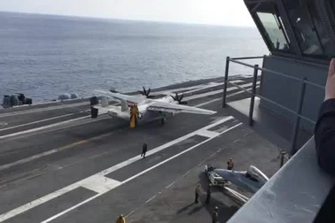 Chiêm ngưỡng máy bay "Ngựa thồ" hạ cánh xuống tàu sân Mỹ