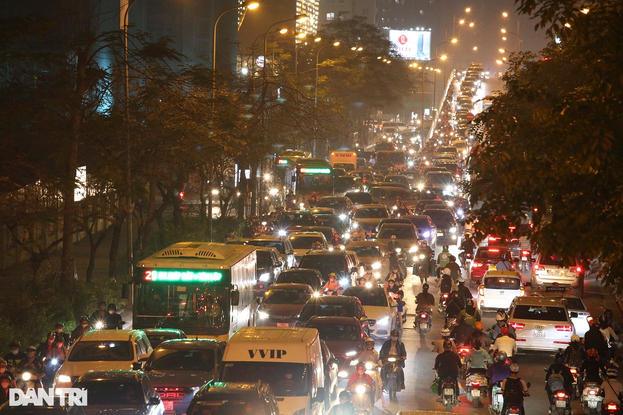Đường phố ùn tắc giờ cao điểm, bình thường cũ ở Hà Nội đã quay trở lại? - 10 Đường phố ùn tắc giờ cao điểm, bình thường cũ ở Hà Nội đã quay trở lại? - 10