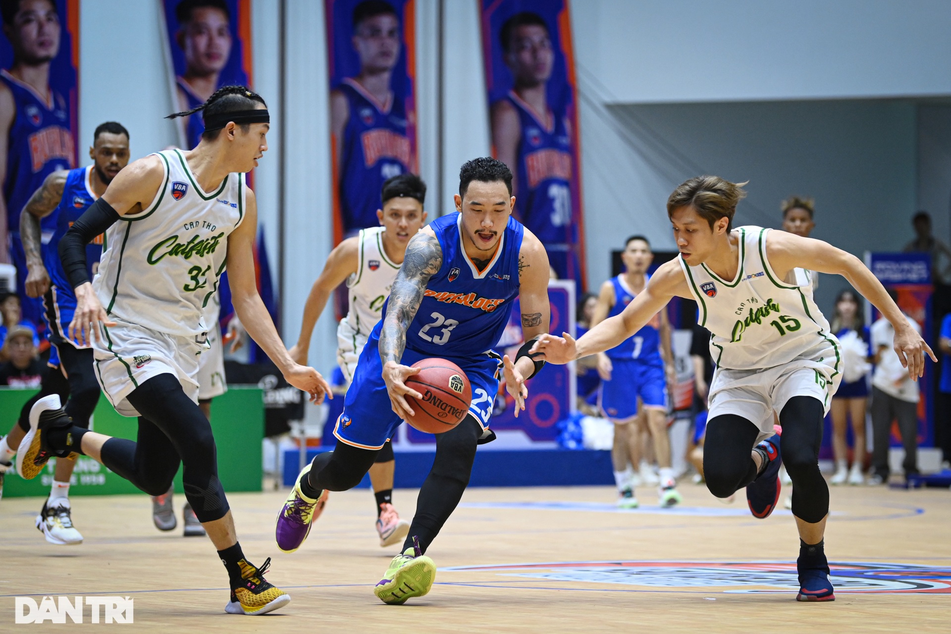 Mãn nhãn với những pha úp rổ đẳng cấp NBA của ngoại binh Hanoi Buffaloes - 7 Mãn nhãn với những pha úp rổ đẳng cấp NBA của ngoại binh Hanoi Buffaloes - 7