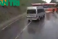 Clip toàn cảnh vụ xe khách vượt ẩu khi lên dốc gây tai nạn thương tâm