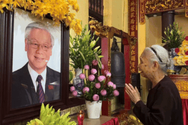 Cụ bà 93 tuổi bật khóc trước di ảnh Tổng Bí thư Nguyễn Phú Trọng