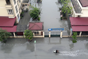 Cận cảnh nước thải ô nhiễm xả ra đường làm ngập UBND phường và trường học