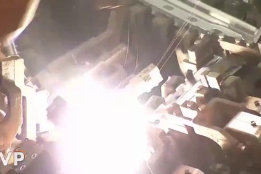 Hệ thống robot lắp ráp ô tô hoàn toàn tự động của Mercedes