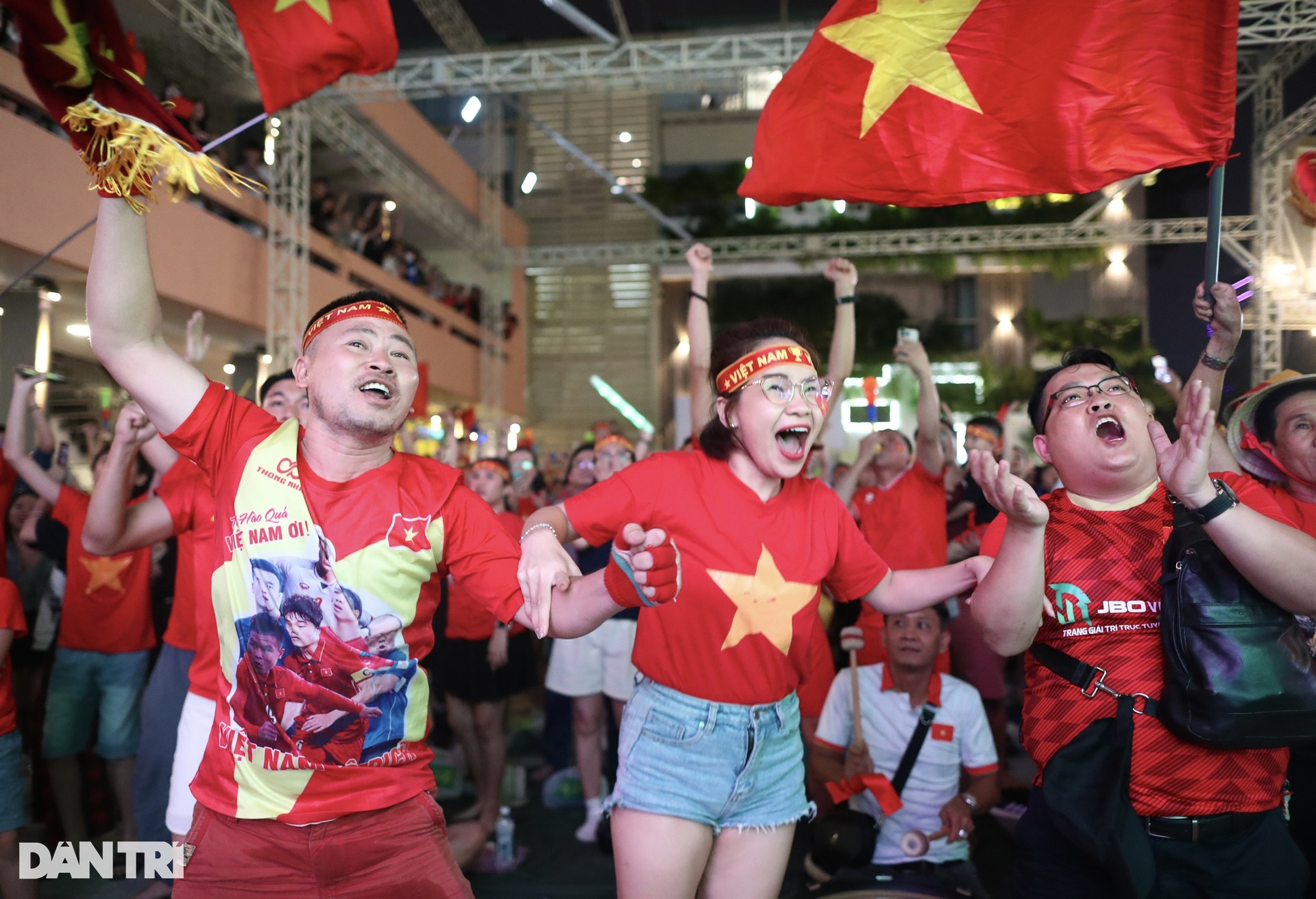Người dân TPHCM nhảy tưng bừng khi tuyển Việt Nam vô địch ASEAN Cup 2024 - 1 Người dân TPHCM nhảy tưng bừng khi tuyển Việt Nam vô địch ASEAN Cup 2024 - 1