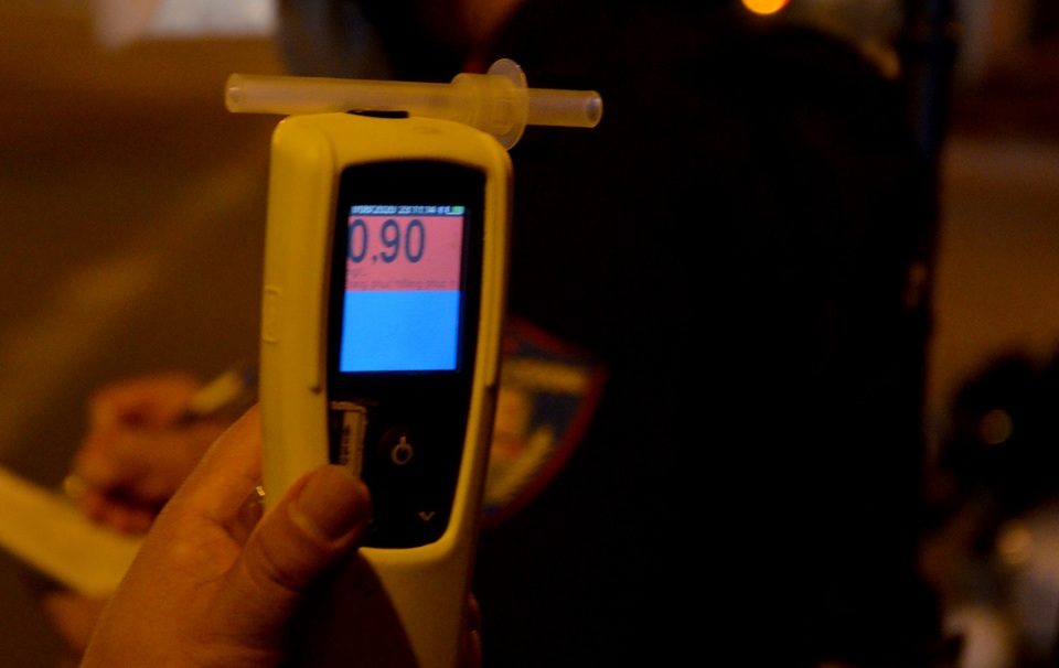 Người đàn ông phát hoảng khi bị phạt hơn 7 triệu đồng vì uống 4 lon bia - 5 Người đàn ông phát hoảng khi bị phạt hơn 7 triệu đồng vì uống 4 lon bia - 5