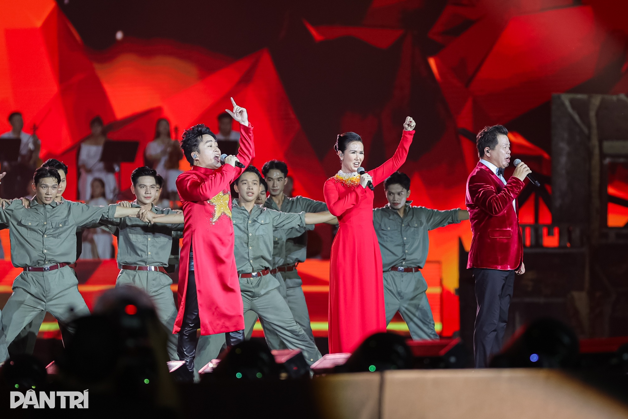 Hơn 50.000 khán giả hoà nhịp đập yêu nước cùng concert Tổ quốc trong tim - 2 Hơn 50.000 khán giả hoà nhịp đập yêu nước cùng concert Tổ quốc trong tim - 2