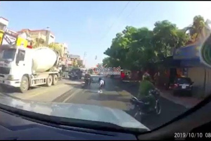 CA Hải Phòng phủ nhận việc chặn xe khiến hai người tham gia giao thông bị ngã - Ảnh 1. CA Hải Phòng phủ nhận việc chặn xe khiến hai người tham gia giao thông bị ngã - Ảnh 1.