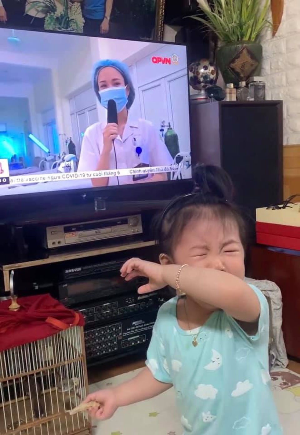 Mẹ đi Bắc Giang chống dịch, em bé bật khóc nức nở khi thấy mẹ qua tivi - 1 Mẹ đi Bắc Giang chống dịch, em bé bật khóc nức nở khi thấy mẹ qua tivi - 1