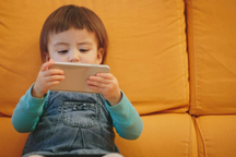 Trẻ dùng điện thoại quá nhiều: Cha mẹ hãy dạy con 3 điều này