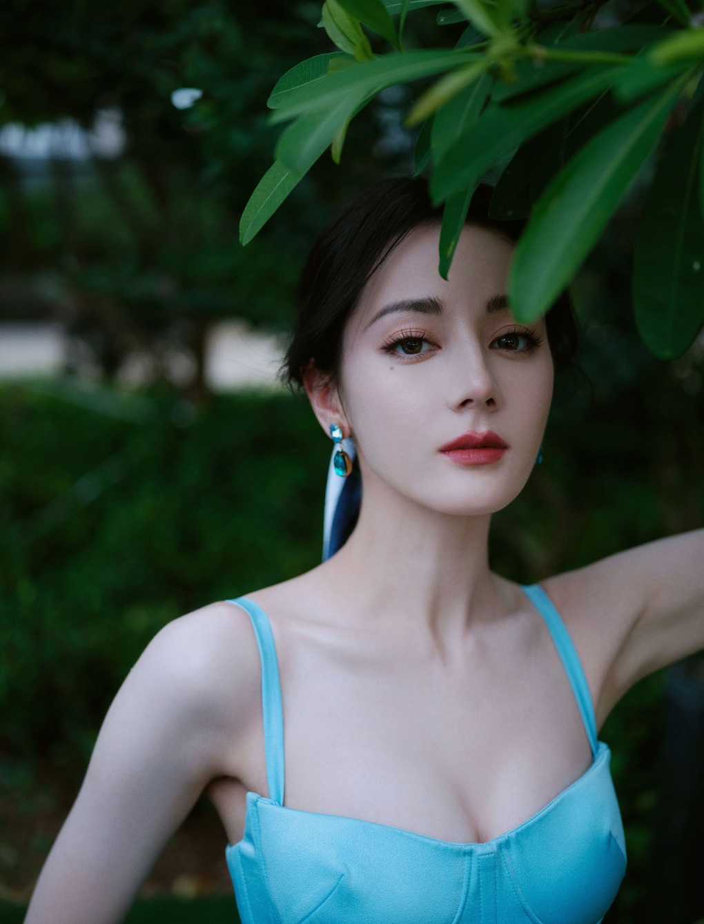 Địch Lệ Nhiệt Ba: Xinh đẹp, nổi tiếng, trái ngược với diễn xuất - 1 Địch Lệ Nhiệt Ba: Xinh đẹp, nổi tiếng, trái ngược với diễn xuất - 1