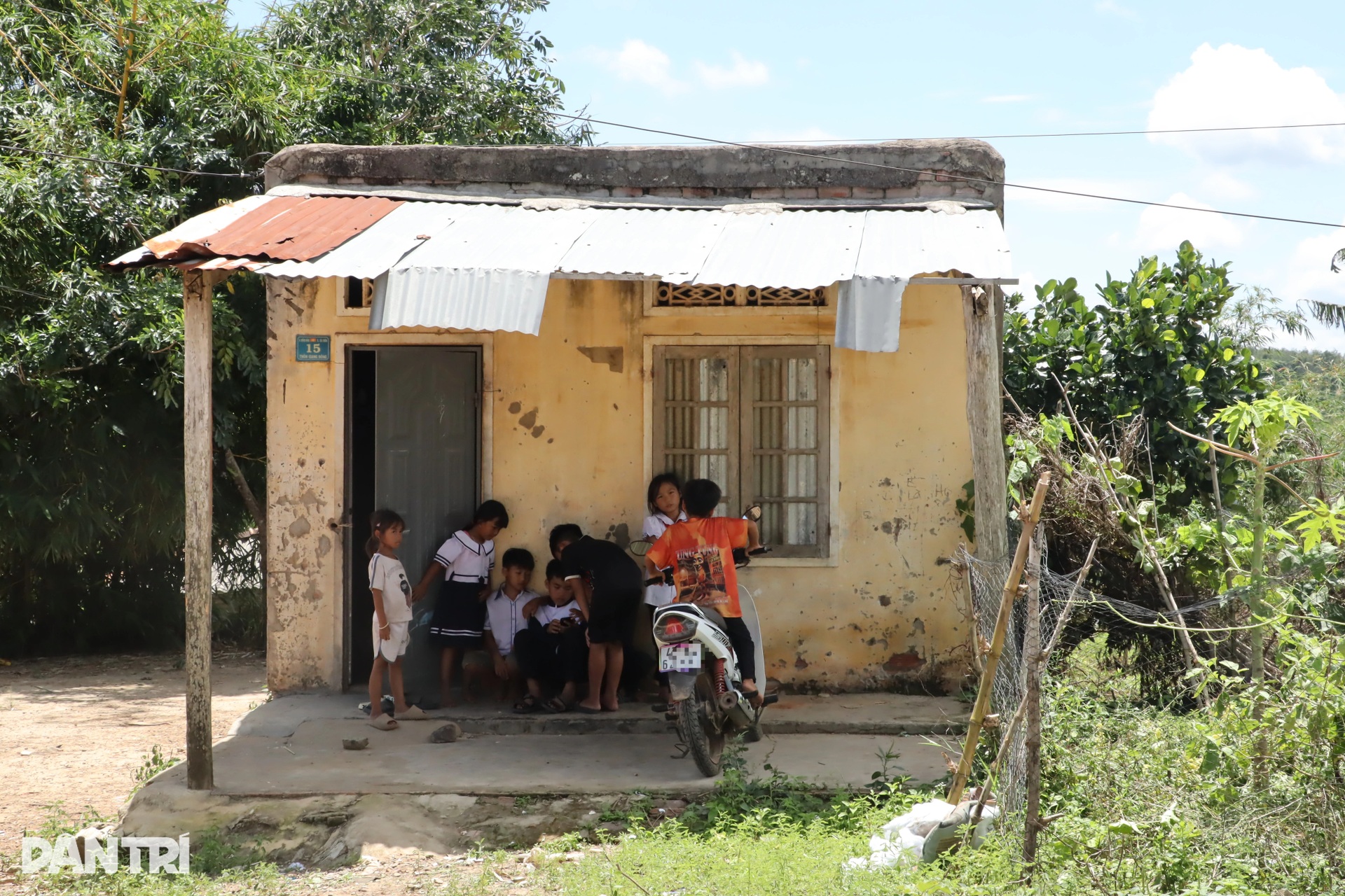 20 học sinh tự sống với nhau ở khu nhà hoang, bữa cơm chỉ cá khô và mì tôm - 2