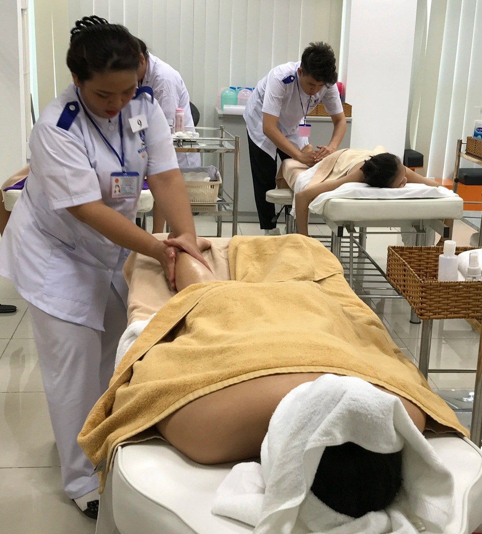 Hết giãn cách, nghề chăm sóc sắc đẹp lại làm không hết việc - 2 Hết giãn cách, nghề chăm sóc sắc đẹp lại làm không hết việc - 2