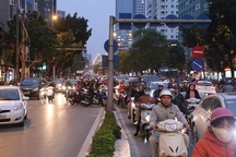 Tắc đường nghiêm trọng dọc lộ trình tuyến buýt nhanh sắp hoạt động ở Hà Nội