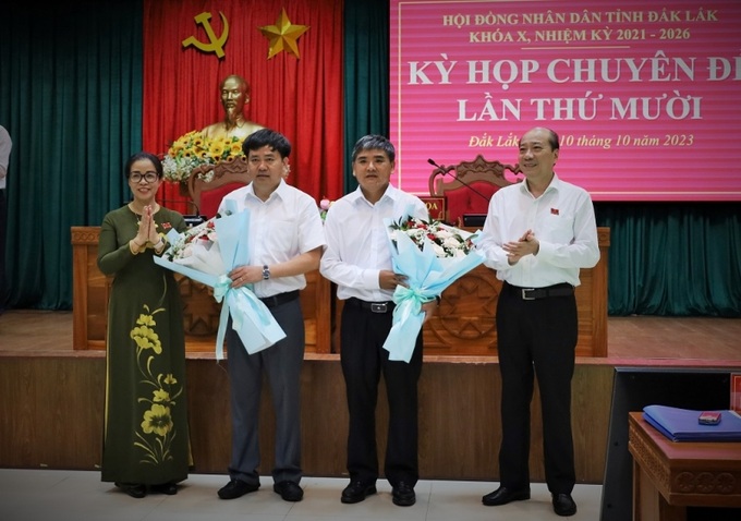 Lãnh đạo HĐND, UBND tỉnh tặng hoa chúc mừng đồng chí Nguyễn Minh Huấn và đồng chí Nguyễn Đức Vinh