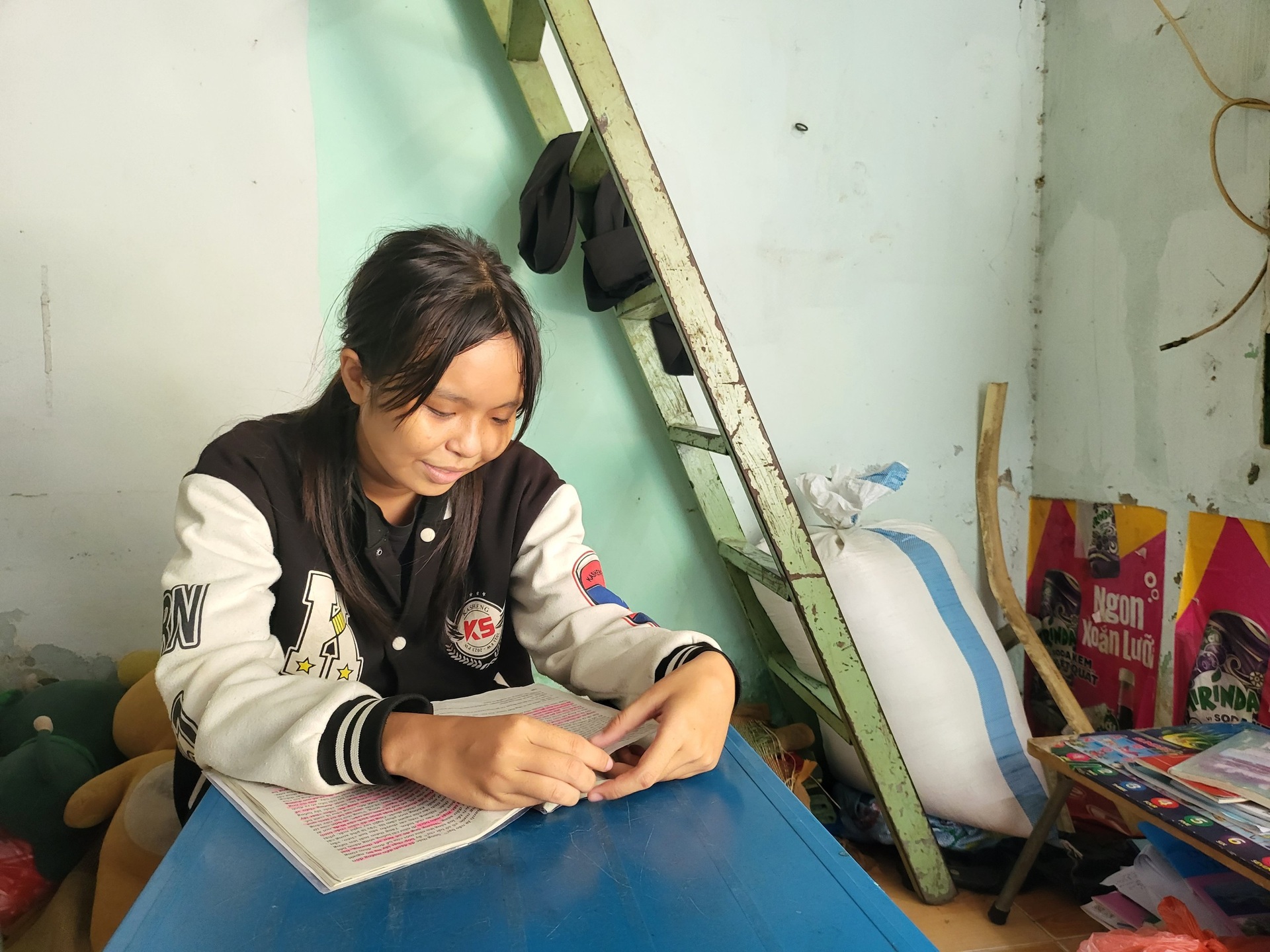Cuộc đời bi thương của nữ sinh nghèo bán cháo trước giờ thi tốt nghiệp THPT - 4 Cuộc đời bi thương của nữ sinh nghèo bán cháo trước giờ thi tốt nghiệp THPT - 4