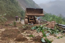 Đèo Lò Xo sạt lở nghiêm trọng, giao thông tê liệt