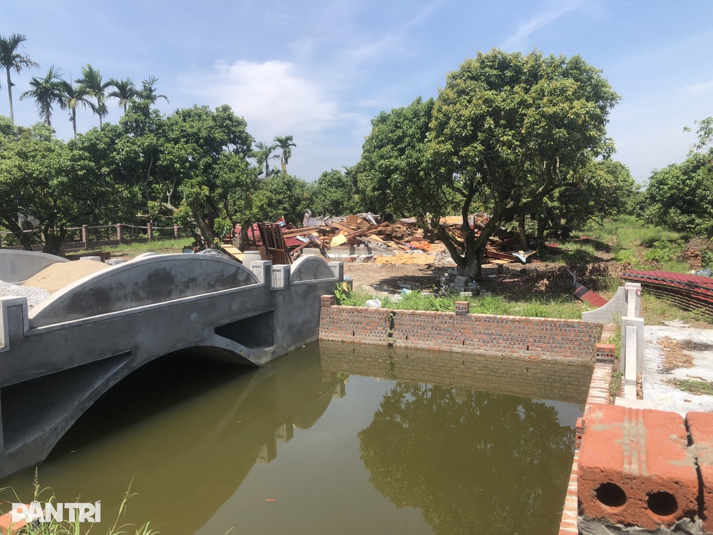 Nhà nghỉ, quán karaoke mọc trên đất nông nghiệp: Tháo dỡ một số công trình - 2 Nhà nghỉ, quán karaoke mọc trên đất nông nghiệp: Tháo dỡ một số công trình - 2