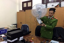 Hà Nội: Các cặp đôi “mây mưa” trong khách sạn bị quay lén như thế nào?