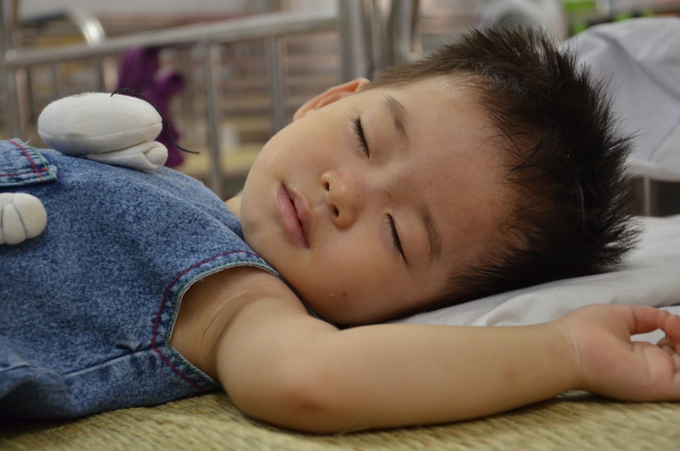 Nghẹn lòng cảnh mẹ đơn thân tật nguyền khánh kiệt vì chăm con viêm não - 6 Nghẹn lòng cảnh mẹ đơn thân tật nguyền khánh kiệt vì chăm con viêm não - 6