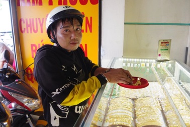 Vào tiệm vàng trộm tài sản nhưng chạy không thoát