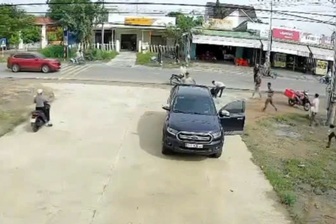 Ngồi ven quốc lộ, bà cụ bị ô tô tông tử vong ở Lâm Đồng