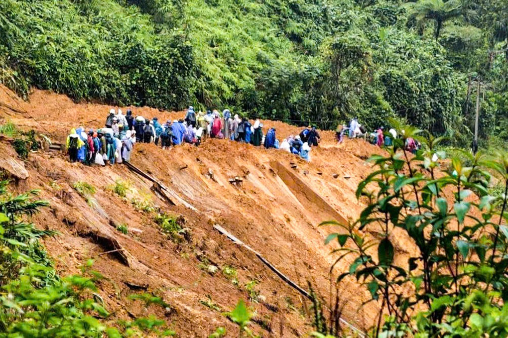Người dân đi bộ 15km, vượt núi để mua nhu yếu phẩm vào vùng cô lập - 1 Người dân đi bộ 15km, vượt núi để mua nhu yếu phẩm vào vùng cô lập - 1