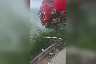 Xe container lơ lửng giữa không trung khi cầu cao tốc sập ở Trung Quốc