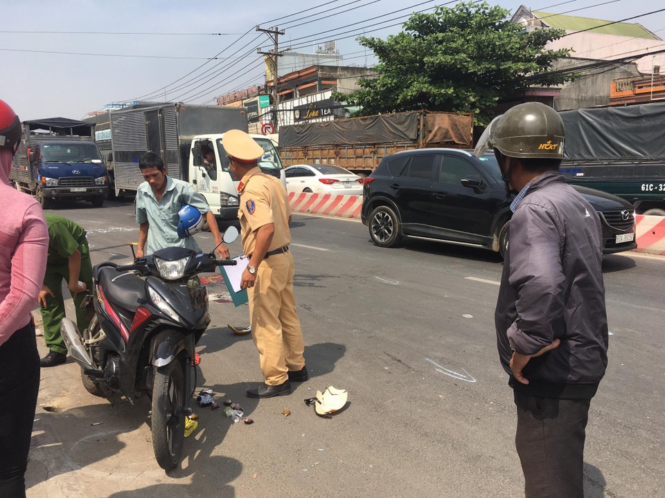 Va quẹt tay lái ngã xuống đường, người phụ nữ bị xe cán tử vong - 2