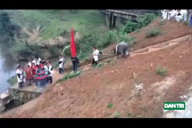 Khai hội đền Chín Gian.