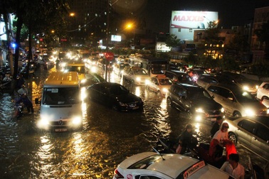 TPHCM lo ngại ngập nặng do bão 12 kết hợp triều cường