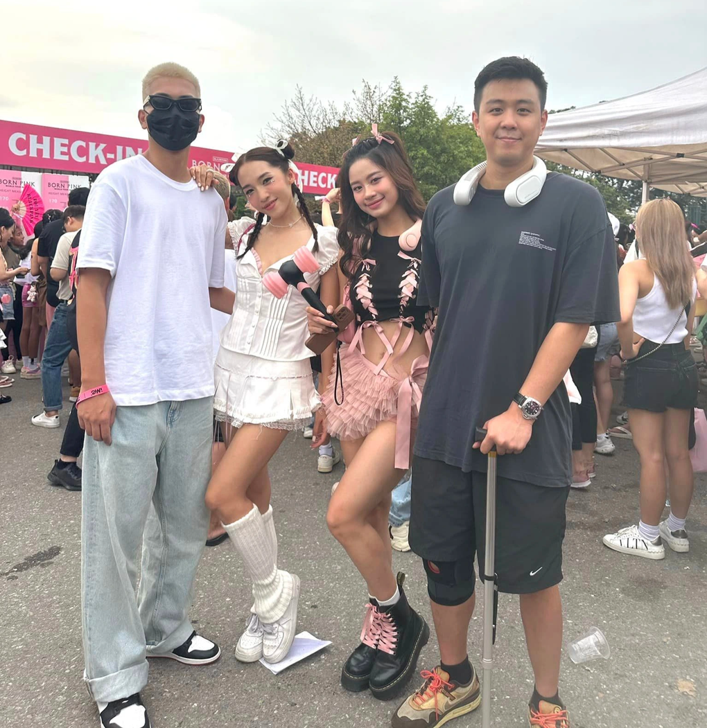 Ca sĩ Emily gây sốt khi tặng nón lá thành công cho thành viên Blackpink - 1 Ca sĩ Emily gây sốt khi tặng nón lá thành công cho thành viên Blackpink - 1