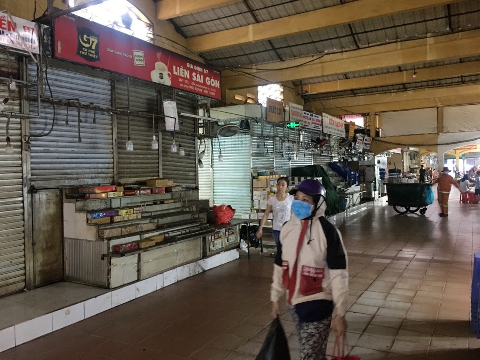 Buôn bán ế ẩm, hàng loạt tiểu thương chợ Bến Thành quyết định bán quầy - 1 Buôn bán ế ẩm, hàng loạt tiểu thương chợ Bến Thành quyết định bán quầy - 1