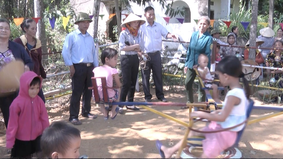 Biến rác thải thành khu vui chơi giải trí cho con trẻ ở một huyện nghèo - 6