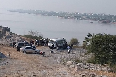 Thả cá tiễn ông Công ông Táo, 2 người ngã xuống sông chết đuối