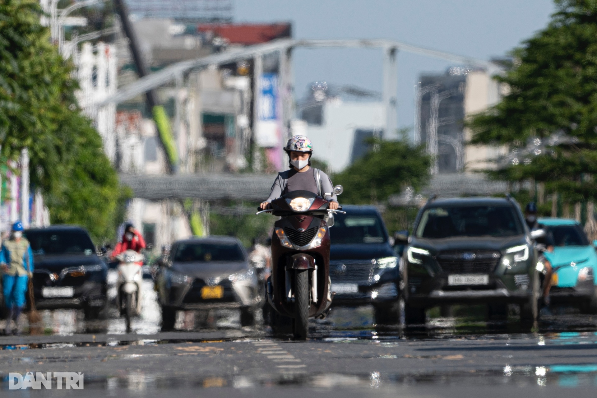 Hà Nội nắng nóng hơn 40 độ C, mặt đường xuất hiện ảo ảnh - 5 Hà Nội nắng nóng hơn 40 độ C, mặt đường xuất hiện ảo ảnh - 5