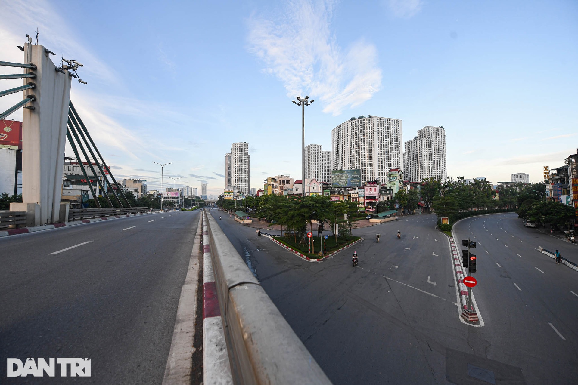 Nhiều tuyến đường Hà Nội đông đúc xe cộ ngày đầu tuần - 2 Nhiều tuyến đường Hà Nội đông đúc xe cộ ngày đầu tuần - 2