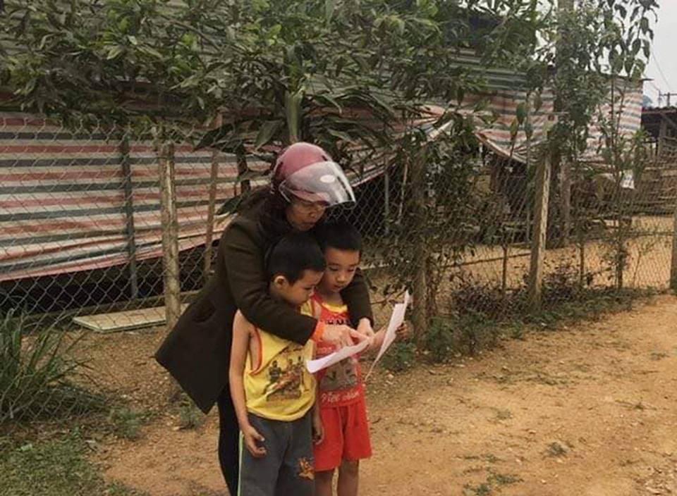 Giáo viên miền núi đến tận nhà giao bài tập cho HS nghỉ phòng dịch Covid-19 - 3 Giáo viên miền núi đến tận nhà giao bài tập cho HS nghỉ phòng dịch Covid-19 - 3