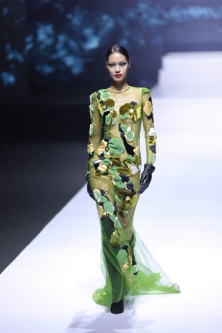 Quán quân Next Top Model 1,84m vấp ngã lại đứng lên bản lĩnh trên sàn diễn - 3