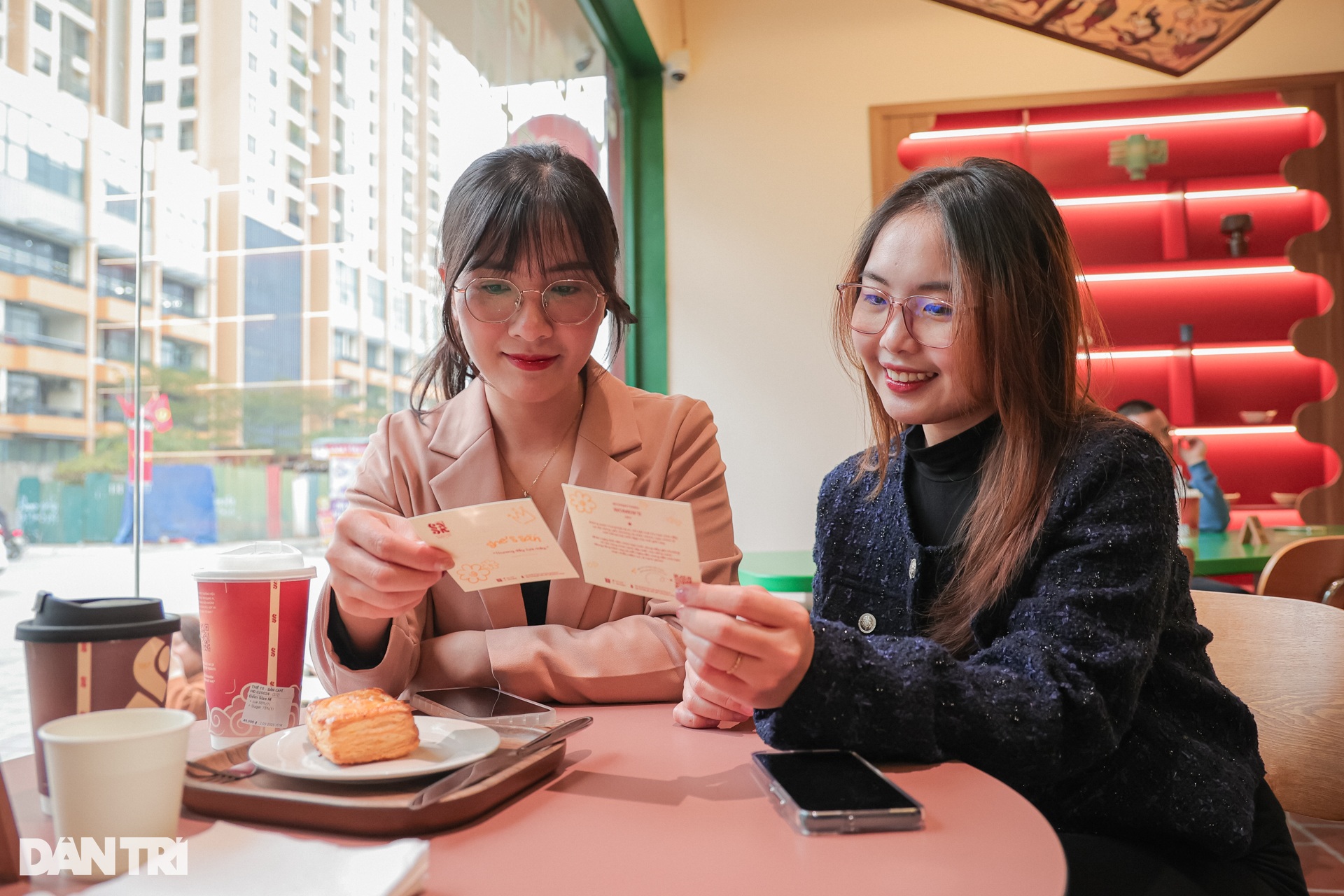 Sử dụng tranh Đông Hồ làm biển hiệu, quán cà phê hút hơn trăm lượt khách - 11 Sử dụng tranh Đông Hồ làm biển hiệu, quán cà phê hút hơn trăm lượt khách - 11