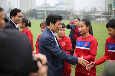 Bộ trưởng Nguyễn Ngọc Thiện tặng hoa các nữ tuyển thủ trong ngày 8/3