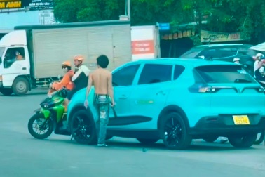 Người đàn ông cầm dao, chặn taxi công nghệ trên đường ở TPHCM