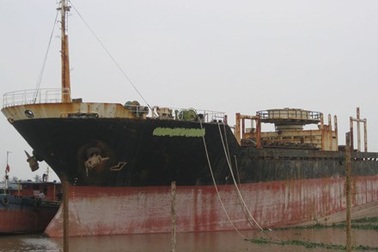 Thủ đoạn mới - xin neo tàu để sửa chữa rồi... “xẻ thịt”