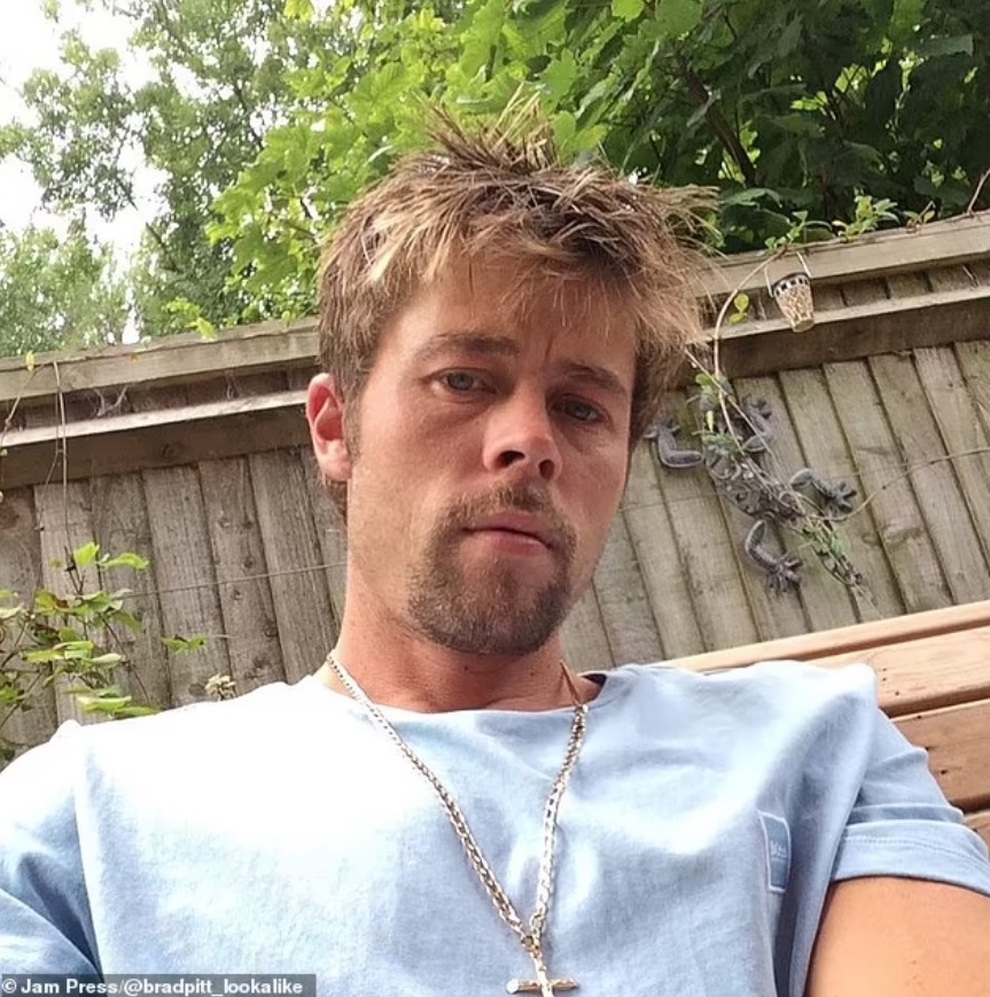 Bị phụ nữ đeo bám đến khổ sở chỉ vì... giống Brad Pitt - 4 Bị phụ nữ đeo bám đến khổ sở chỉ vì... giống Brad Pitt - 4