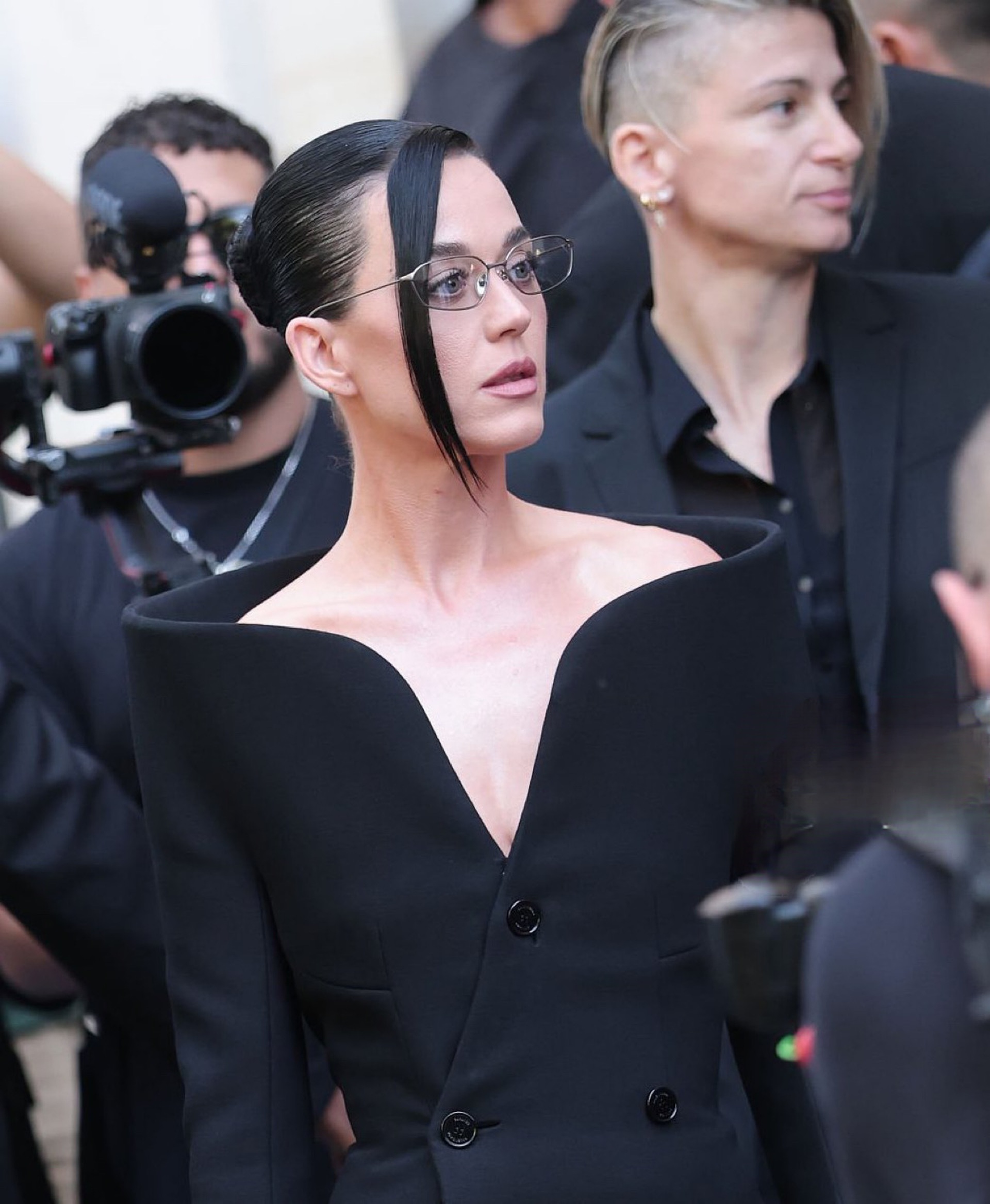 Kim Kardashian diện váy cúp ngực gợi cảm, đeo trang sức tiền tỷ tại Pháp - 5 Kim Kardashian diện váy cúp ngực gợi cảm, đeo trang sức tiền tỷ tại Pháp - 5