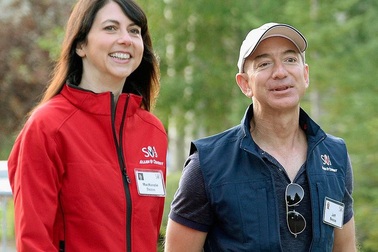 Thói quen rửa bát của tỷ phú giàu nhất mọi thời đại