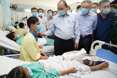 Thủ tướng thị sát, thăm hỏi người dân vùng bão lũ Quảng Ngãi và Quảng Nam